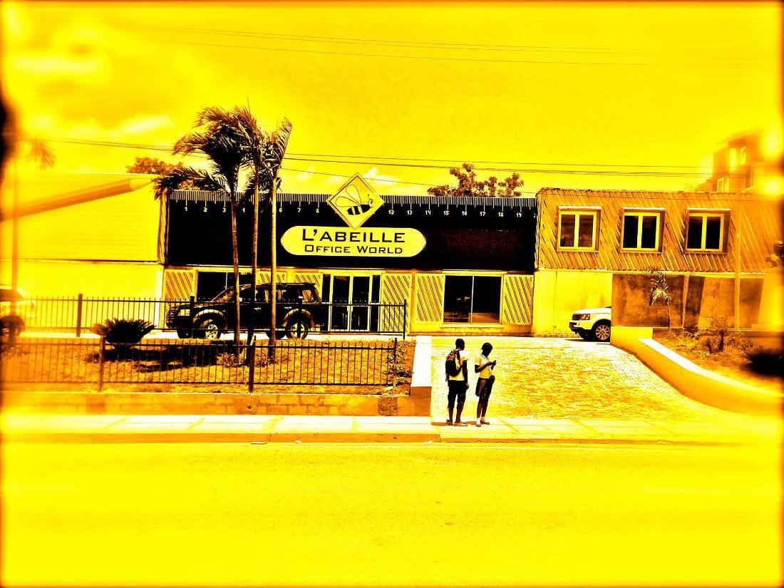 Façade de la boutique L'Abeille Office World à Turgeau
